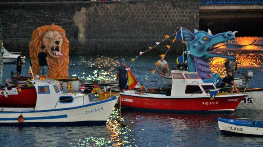 Seres mitológicos que ayer se apoderaron del Charco de San Ginés.