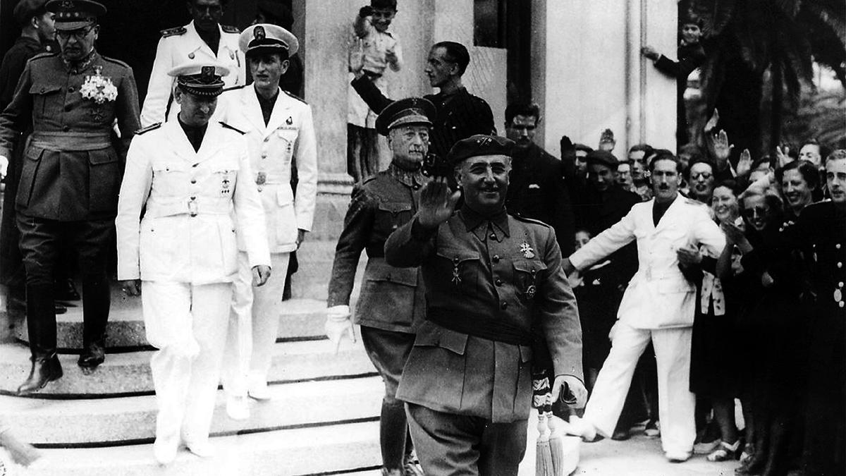 Francisco Franco en A Coruña, saliendo de uno de los kioscos del Relleno