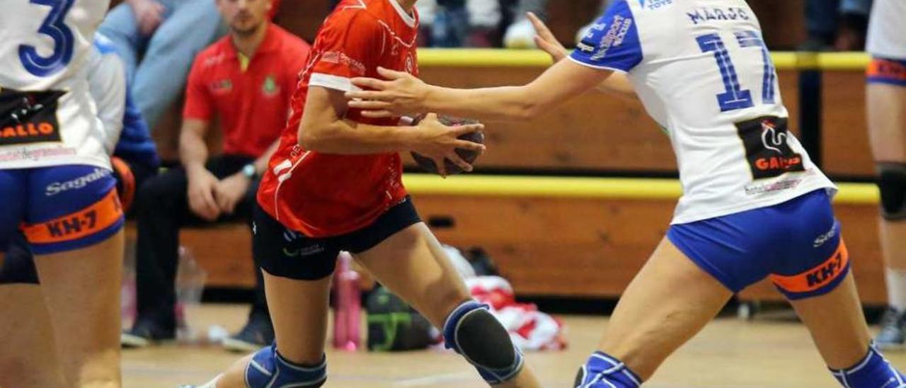 Sara Gil de la Vega, con la pelota, durante un partido con el Balonmano Porriño. // Marta G. Brea