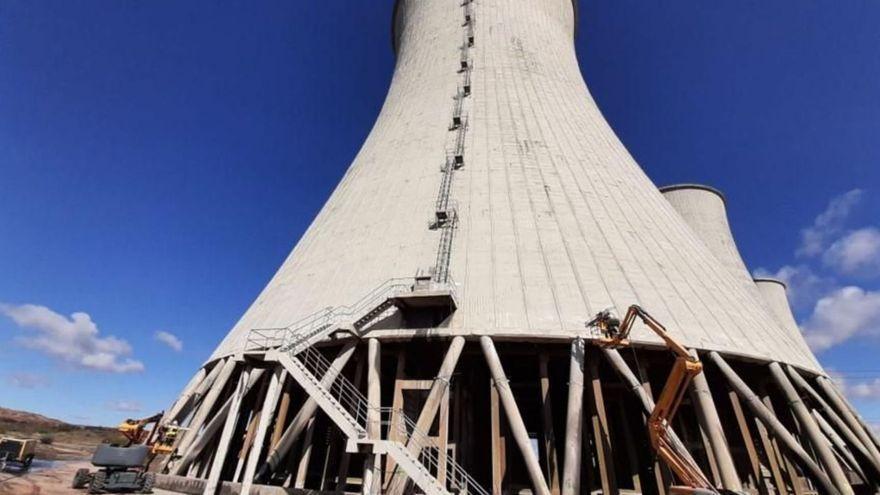 Trabajos previos para la demolición de las tres torres, que tiene una altura de 107 metros.