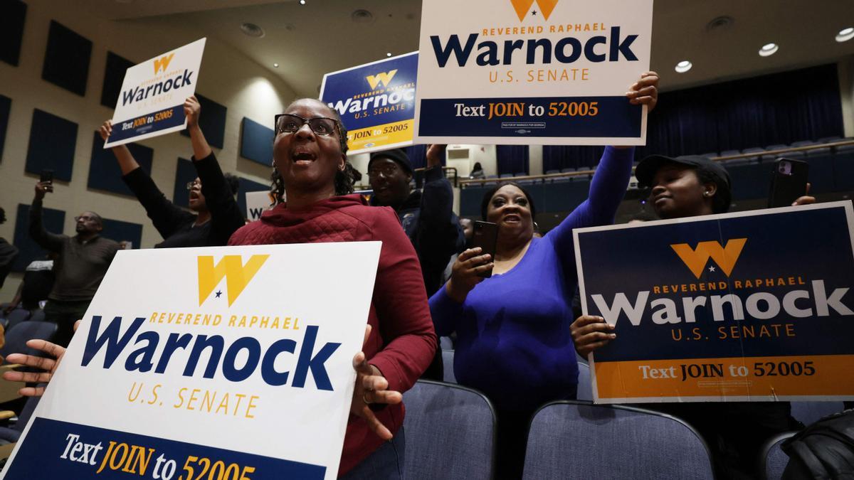 Simpatizantes de Raphael Warnock durante un mitin.