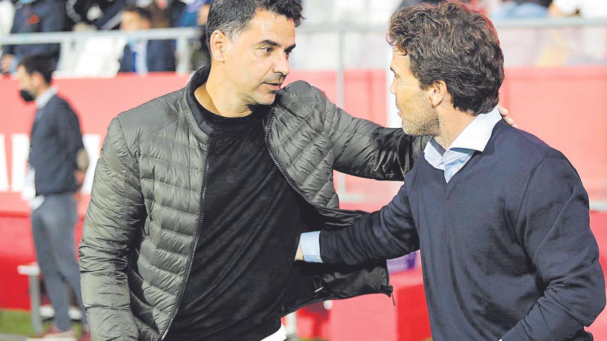 Míchel Sánchez saluda l&#039;entrenador de l&#039;Almeria, Rubi, dilluns a Montilivi