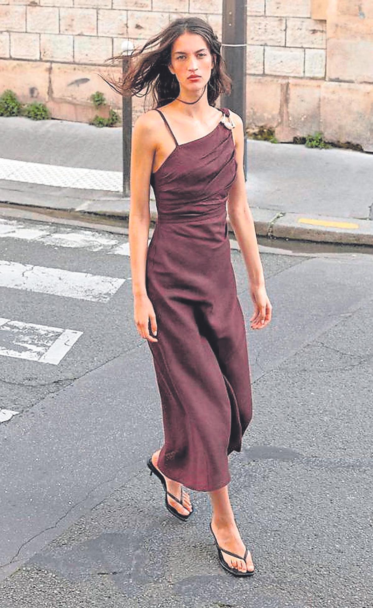 Zara, en tono granate profundo, entre naturalidad y sofisticación.