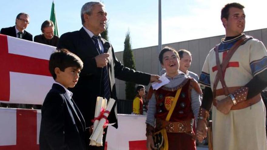 Jorge Martínez entregó unos diplomas a los alumnos del colegio Tomàs Llàcer por el trabajo que han realizado en las últimas semanas preparando la fiesta.