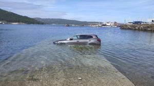 El coche inundado esta tarde, en Muros