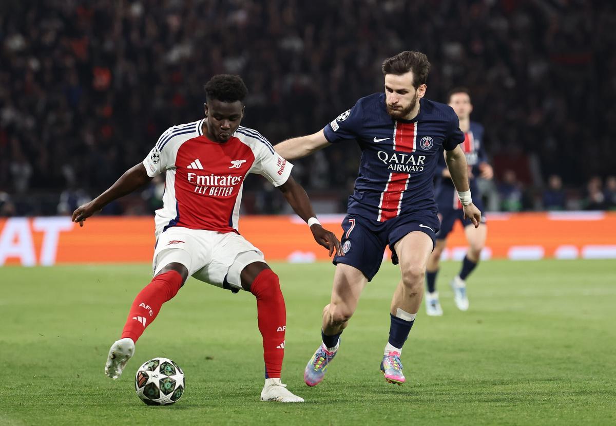Khvicha Kvaratskhelia marcando a Bukayo Saka en el PSG-Arsenal.