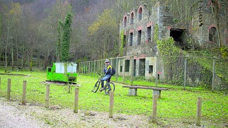 Sobre estas líneas, un cicloturista realizando la ruta  por las cordales de Mieres. A la derecha, arriba, la cueva de Orandi, y en la imagen inferior, la majada de la Fana. / víctor guerra / ángel fernández ortega