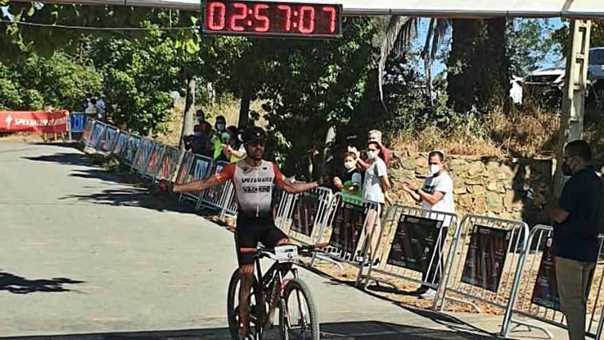 Alvaro Lobato entrando en la meta y en el podio de la categoría Élite. / RFEC