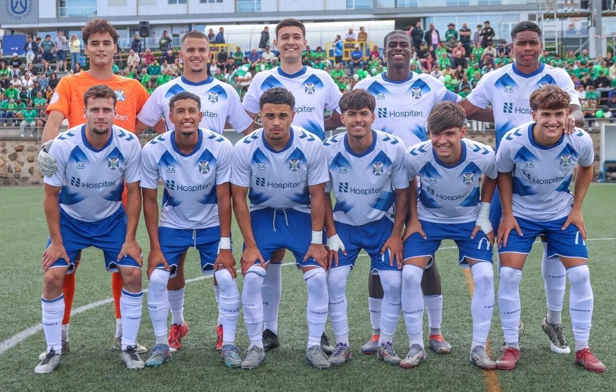 Denilson Mena, el  quinto de la fila superior, de izquierda a derecha, en la final  por el ascenso a Tercera jugada el 15 de junio de 2025.