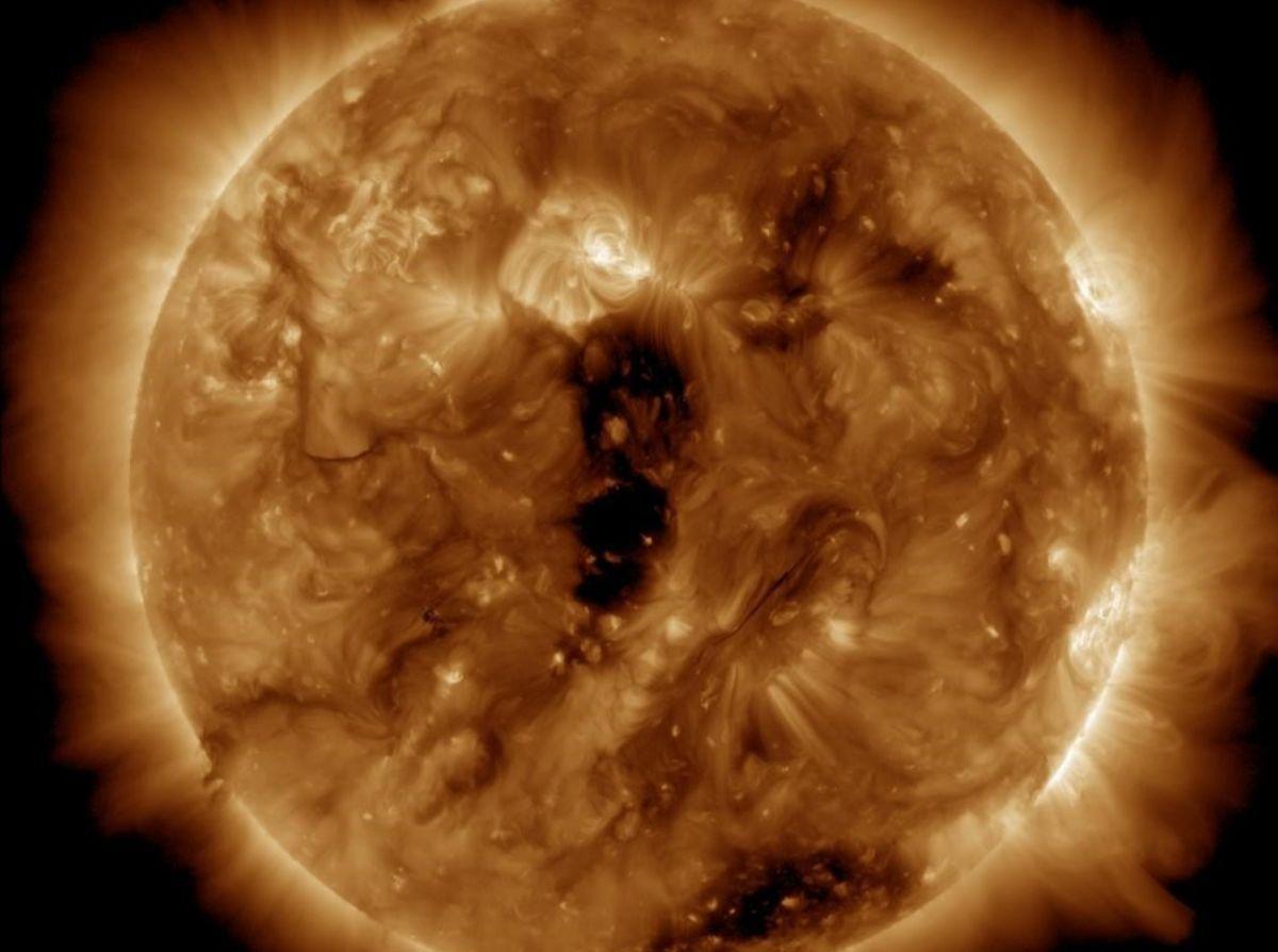 Forats en l’atmosfera del Sol permetrien predir el clima espacial Forats en l’atmosfera del Sol permetrien predir el clima espacial