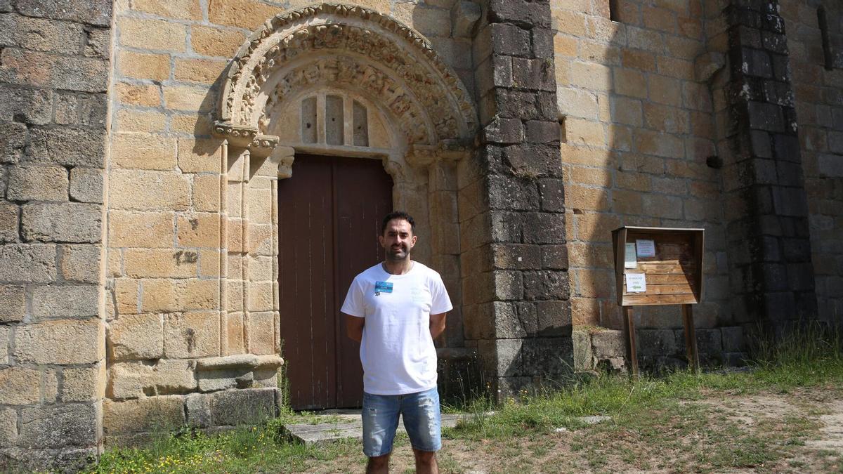 El guía Borja Gondar en los exteriores del Mosteiro de Carboeiro.