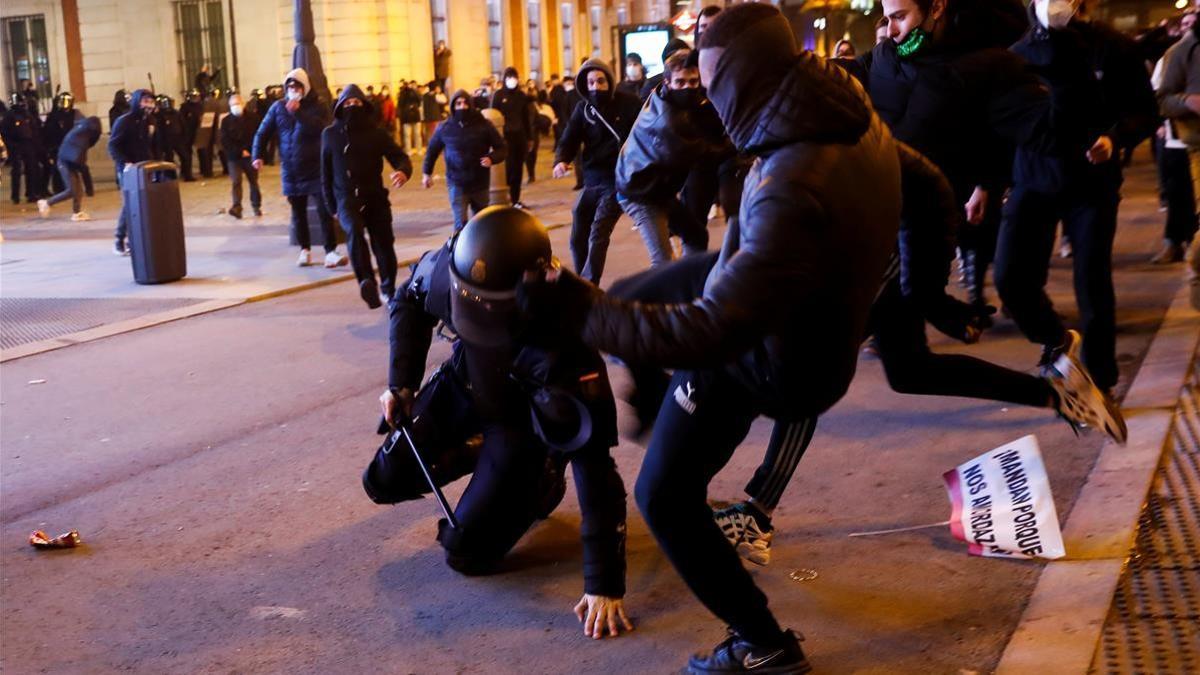 Segunda noche de incidentes tras la detención del rapero Hasél