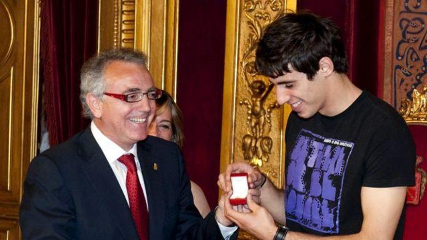 El presidente del Gobierno de Navarra, Miguel Sanz junto a Javi Martínez en el Trono del Palacio de Navarra el pasado jueves.