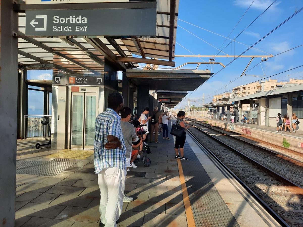 Gente esperando el tren en la estación de Premià de Mar, la R1 de Rodalies en dirección Mataro/Calella/Maçanet.