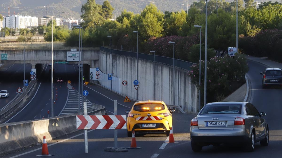 Cortes de tráfico en el túnel de los Omeyas, en Córdoba, hoy miércoles.