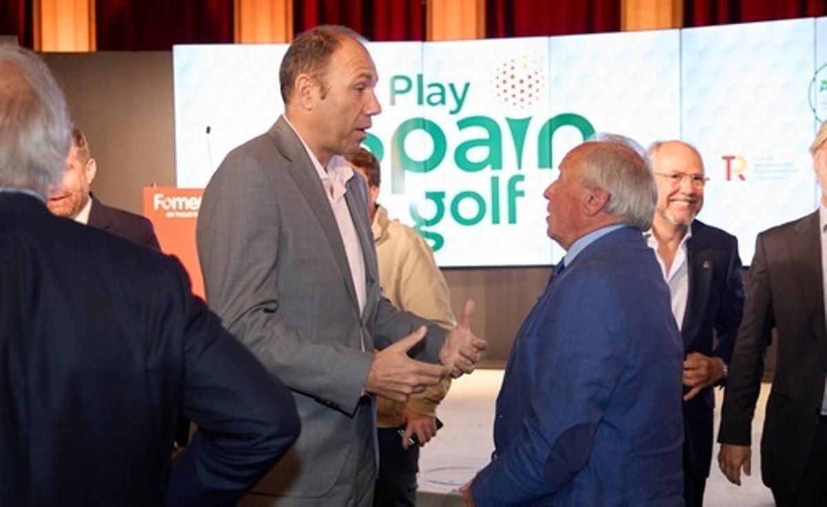 El Conseller Berni Álvarez conversa con el presidente de la FCGolf, Ramon Nogué
