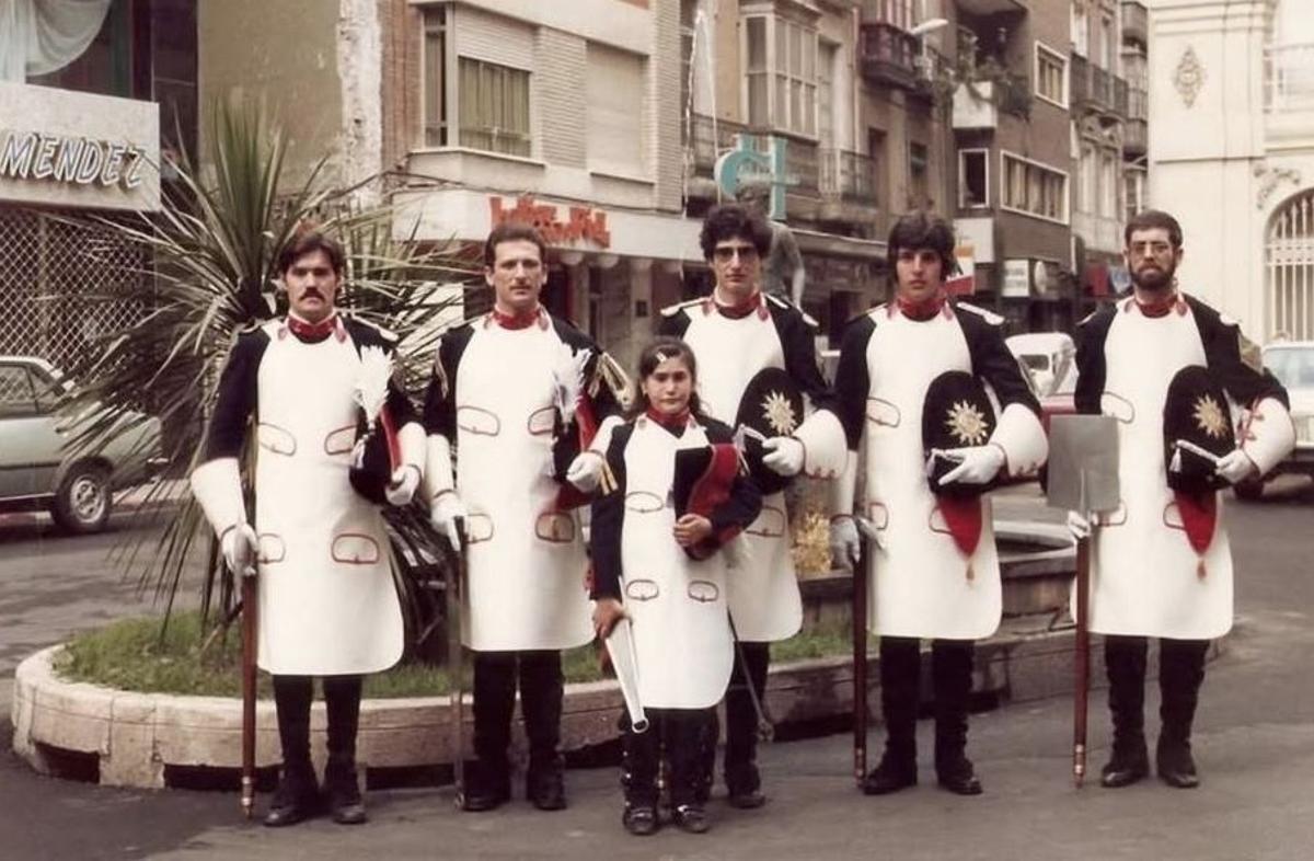 La mujer afectada demostró con fotos que ya salieron niñas en el desfile con los Granaderos hace años.