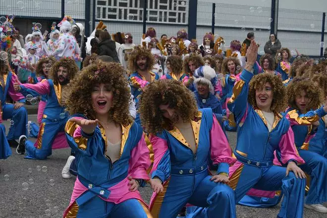 Danzantes, piratas e unha máquina do tempo desfilaron pola Pobra