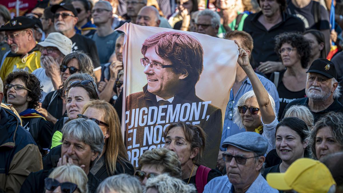 Más de 60.000 personas, según la organización, se citan bajo el Arc de Triomf de Barcelona para reivindicar el 1-O Abucheos a Forcadell y Rovira y aclamación a Puigdemont en el acto convocado por el Consell per la República