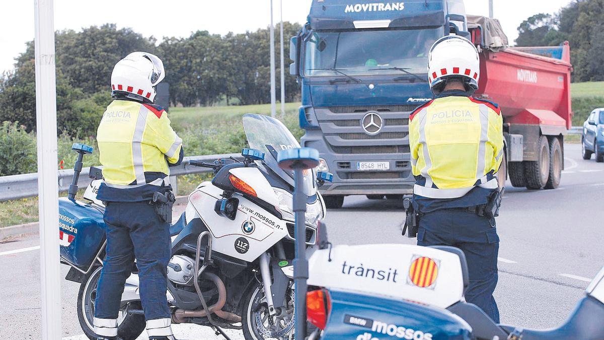 Mossos de trànsit durant un control, foto d'axiu