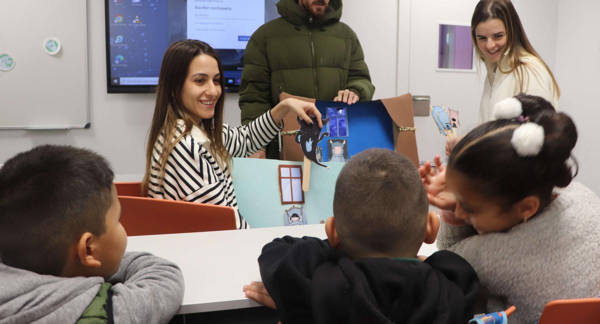 Utilizan marionetas, el teatro de sombras, la mesa de luz, el delantal y el kamishibai para mostrar una nueva forma de transmitir y recibir información