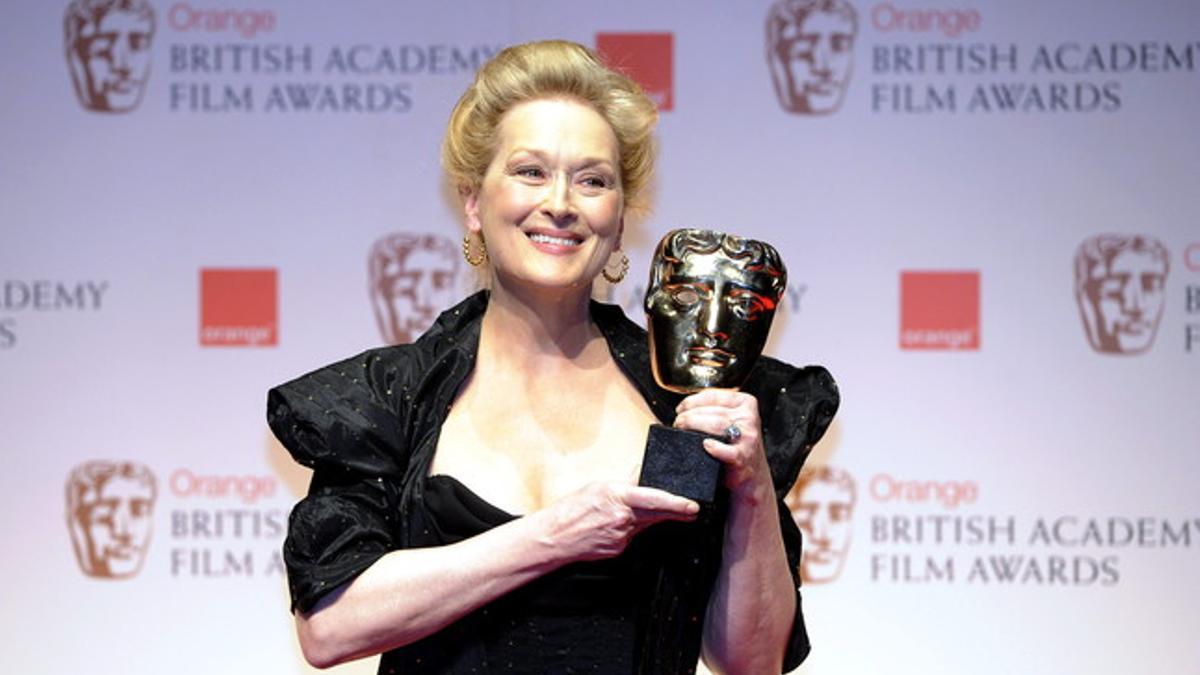 Meryl Streep posa con el premio a mejor actriz protagonista por su papel en 'La dama de hierro'.