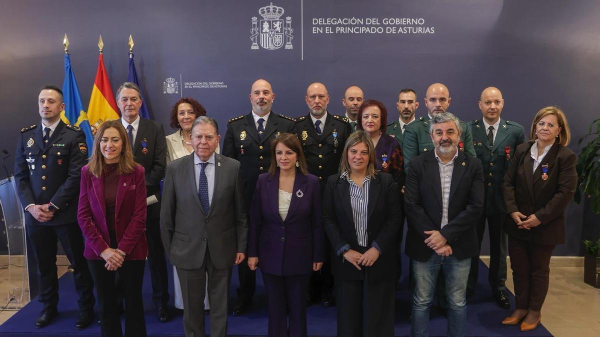 En la primera fila, Virginia Barcones, Alfredo Canteli, Adriana Lastra, Gimena Llamedo y Alejandro Calvo. Detrás, Aitor Pérez, Gonzalo Míguez, Cecilia Pérez, Manuel Díaz-Faes, Fernando Martín Garmón, Pablo Villabrille, Blanca Rosa Viejo, Jesús Valentín Mora, Alfredo González, Javier Martín y Josefa Cañadas.