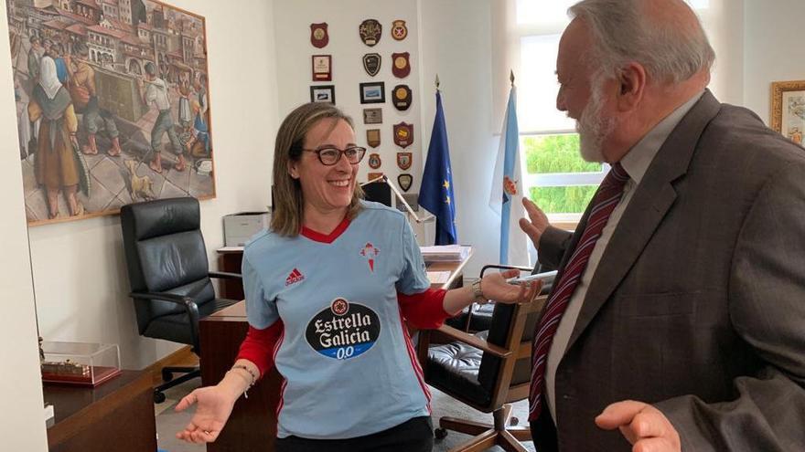 Ethel Vázquez con la camiseta del Celta y López Veiga // FdV