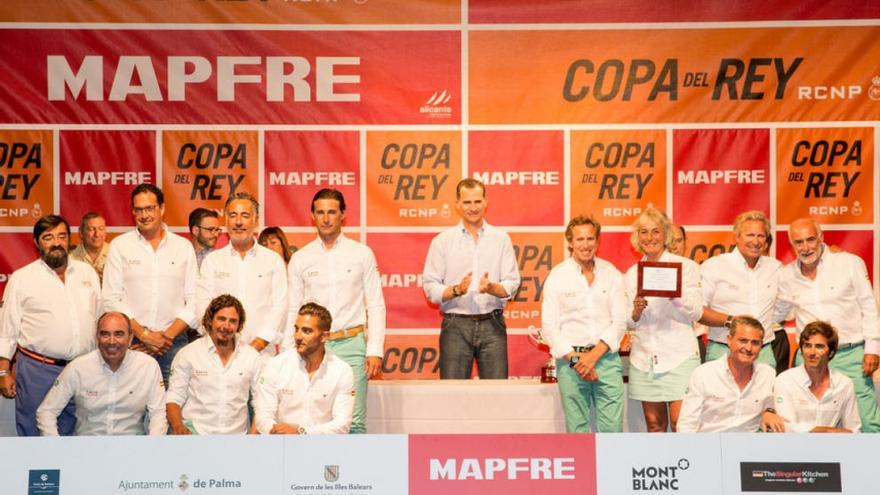 La tripulación del Tanit Medilevel con el Rey Don Felipe tras recoger su premio