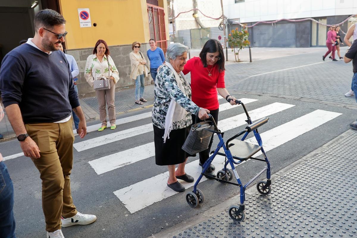 Imagen de la visita de Carolina Darias al barrio de Guanarteme, en Las Palmas de Gran Canaria.