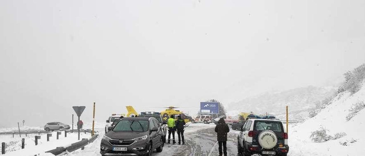 Efectivos de la Guardia Civil y de Emergencias el día del accidente mortal.