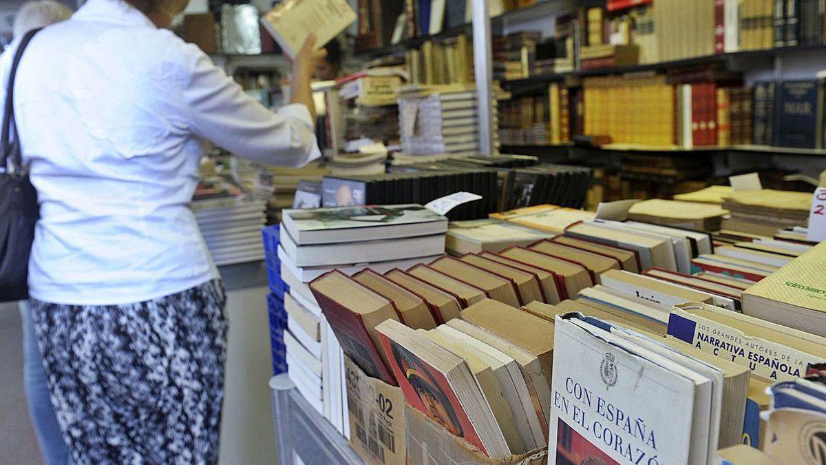 Ejemplares antiguos en una feria del libro antiguo en los jardines de Méndez Núñez.