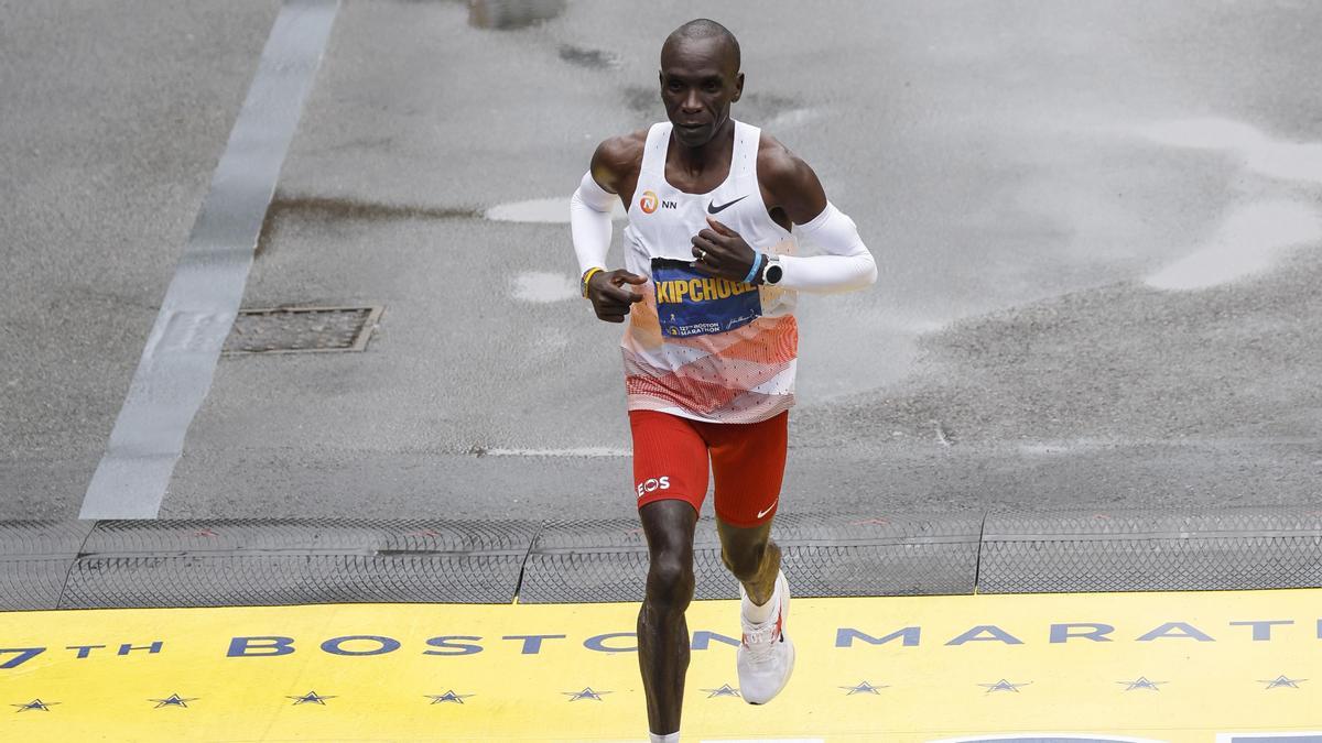 Kipchoge entra en meta en Boston