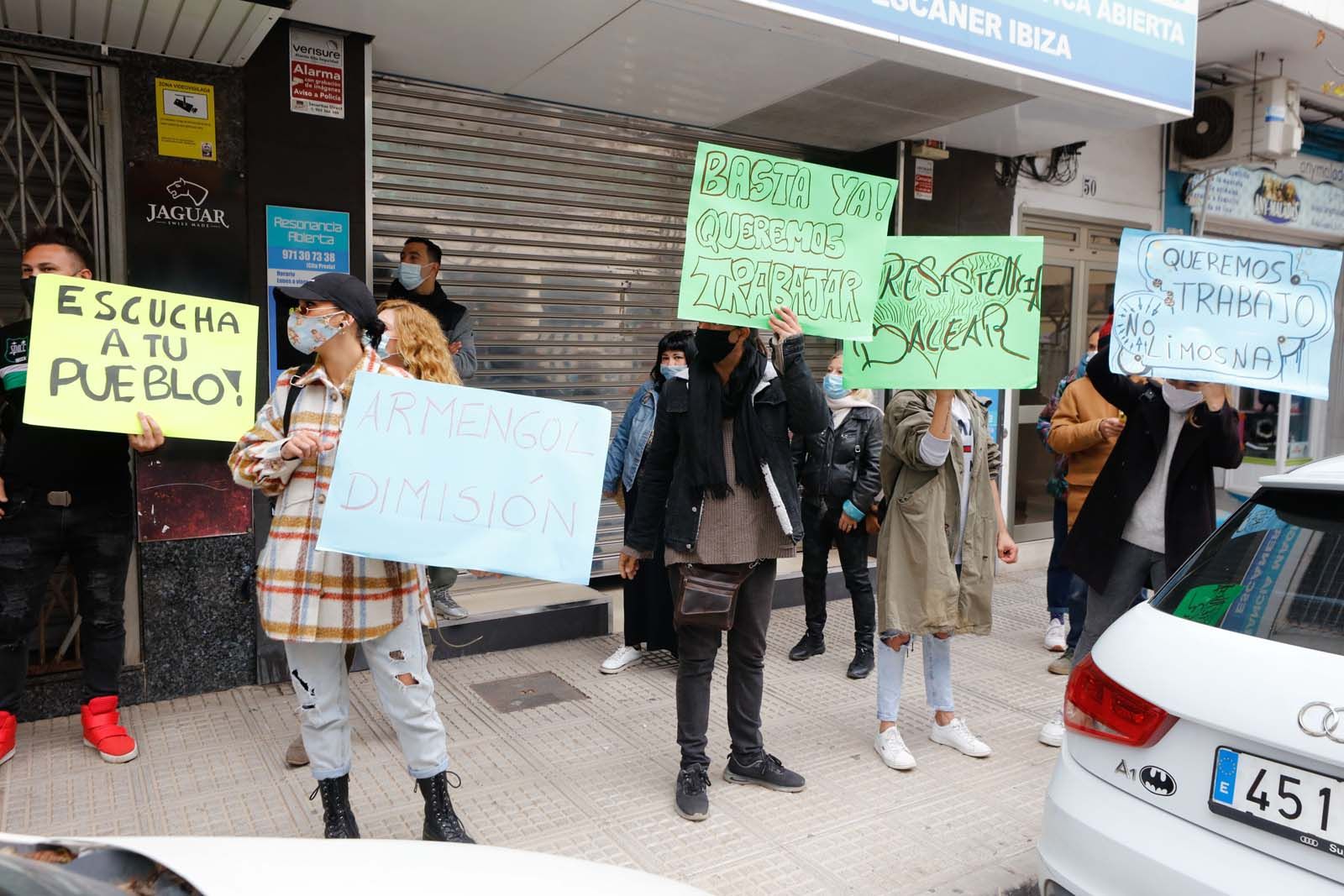 Protesta en Ibiza: "No me podéis cerrar el local y cobrarme el cien por cien de los impuestos"