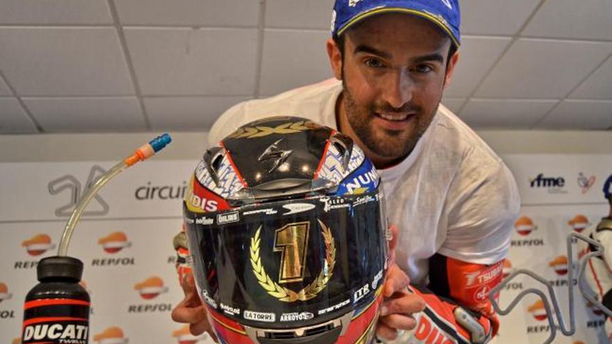 Xavi Forés, en la sala de prensa de Jerez, con el casco conmemorativo de su título.