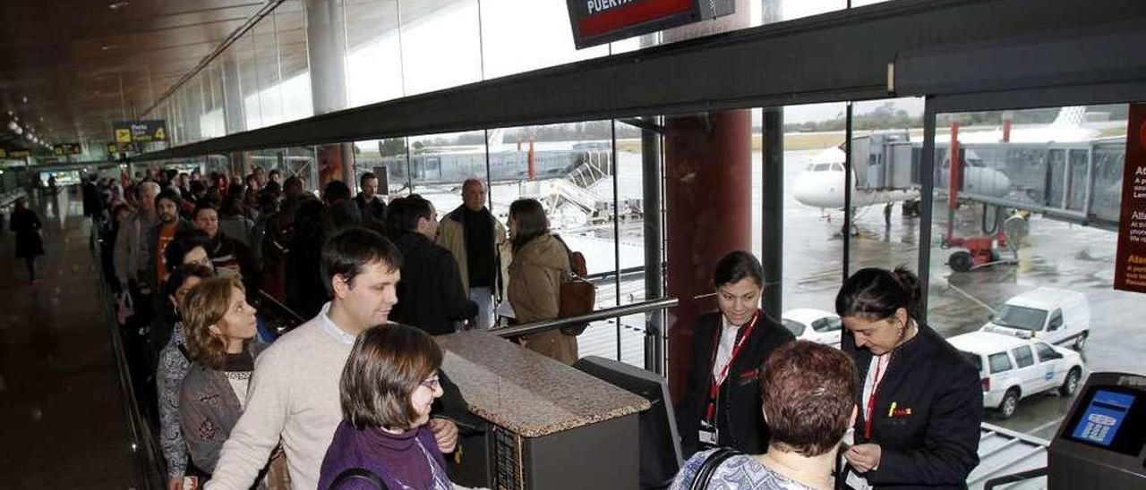 El enlace belga llegó a mover más de 18.000 viajeros en Vigo  |  La conexión aérea entre Vigo y Bruselas ha sido en los últimos años el Guadiana de Peinador. Aparece y desaparece. Funcionó en el verano de 2010 con Vueling y llegó a mover más de 18.000 viajeros. Se cesó en la temporada de invierno y volvió al año siguiente con Air Nostrum. Pero tampoco se mantuvo. En 2015 esta misma aerolínea volvió a operarla con el apoyo del Concello que, en 2016 y 2017 aprobó, a petición del compañía, que la cambiara por París.