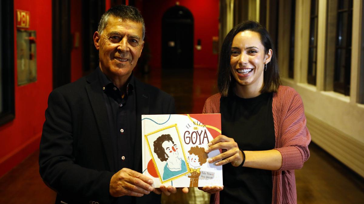 Félix Teira y Vera Galindo, con el libro &#039;El nieto de Goya&#039;.