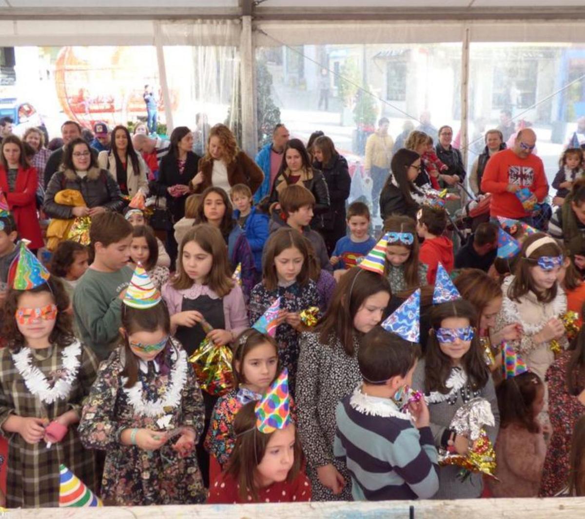 A la izquierda, niños comiendo las gominolas de la suerte. A la derecha, el baile posterior a las campanadas. | D. Á.