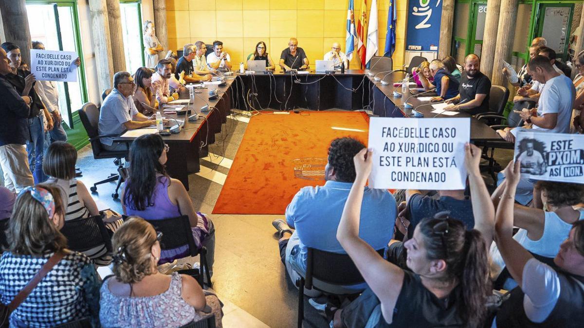 Un momento del pleno extraordinario de Nigrán, este miércoles, con el salón de sesiones lleno de público.