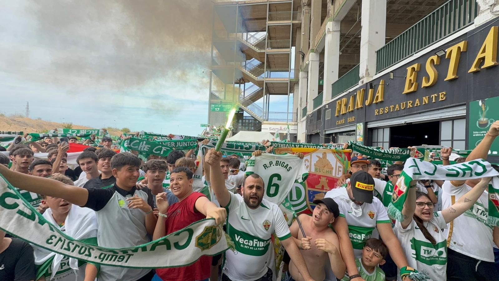 El Martínez Valero se llena de aficionados para animar al Elche CF desde la casa franjiverde