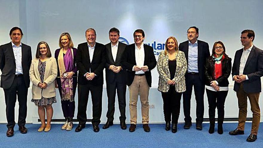 Alfonso Fernández Mañueco, en el centro, junto a los candidatos a las alcaldías de las nueve provincias de la región, ayer en Valladolid.