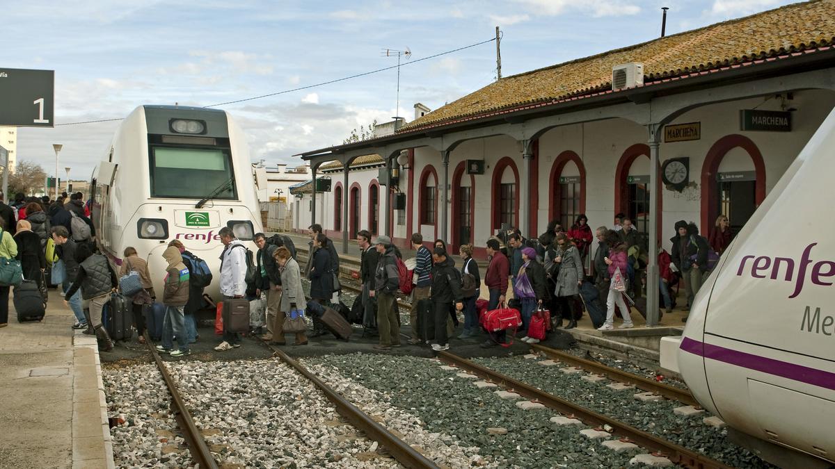 Pasajeros trasbordados en autobús hasta la estación de Marchena en un incidente del año 2009.