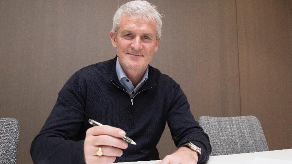 Mark Hughes, firmando su contrato con el Southampton