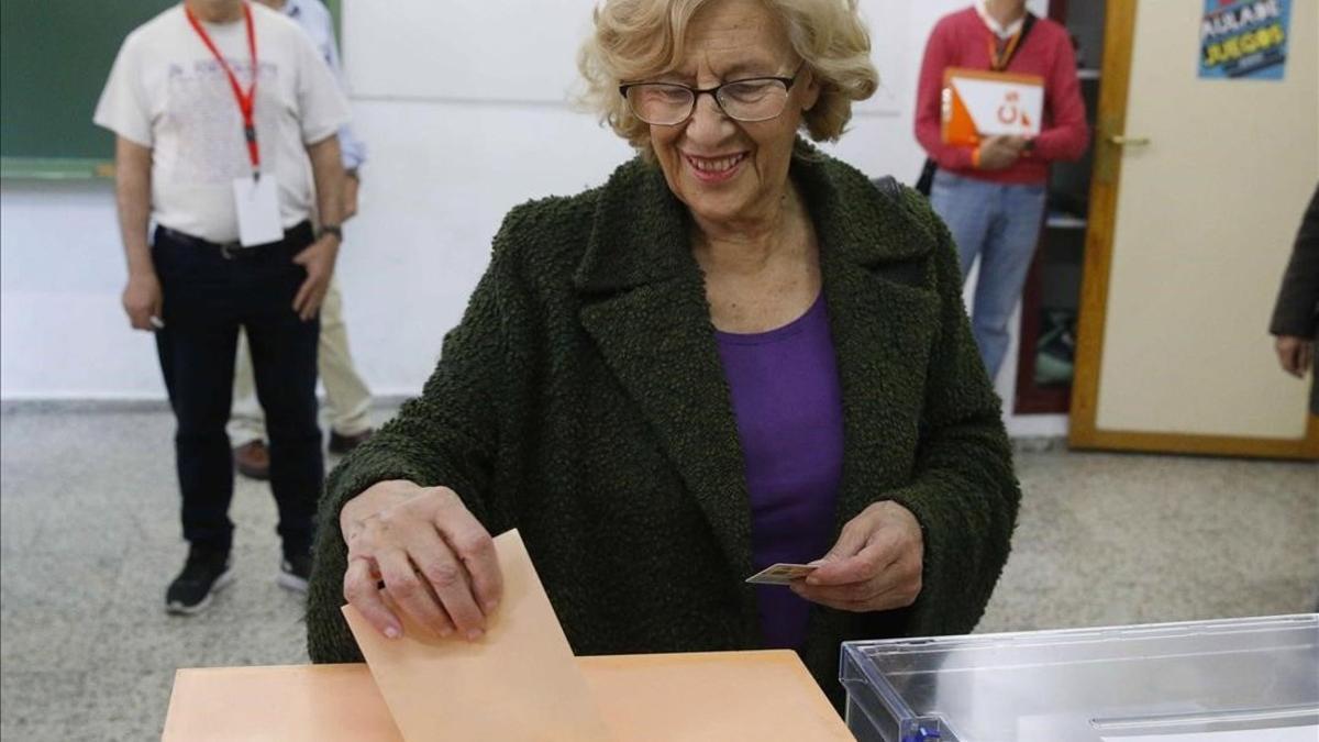 Elecciones. La alcaldesa de Madrid, Manuela Carmena, vota en un colegio de la capital