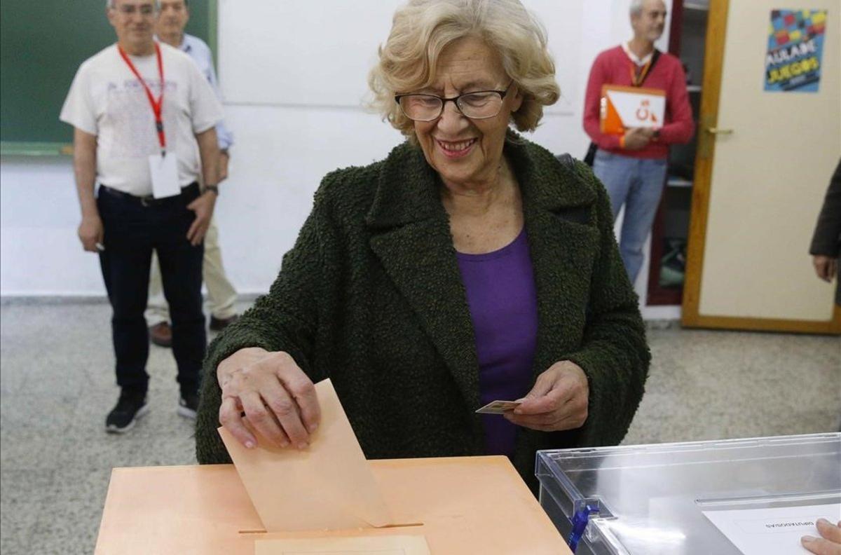 La alcaldesa de Madrid, Manuela Carmena, vota en un colegio de la capital.