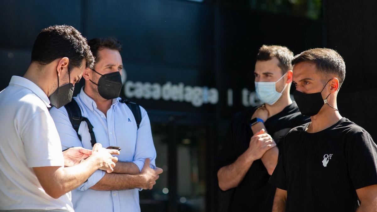 Carlos Rosende, a la izquierda, frente a Borja Jiménez, a la derecha, en su visita a Termaria Casa del Agua