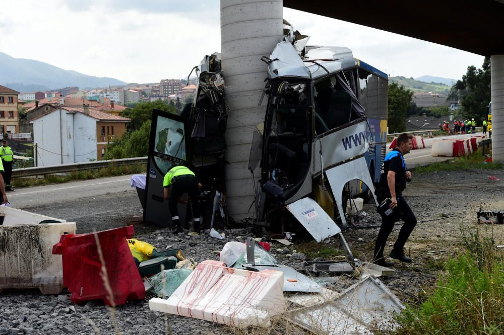 Grave accidente de una guagua en Avilés (Asturias)