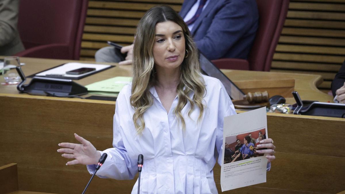 Candela Anglés, durante una intervención en un pleno de las Corts.