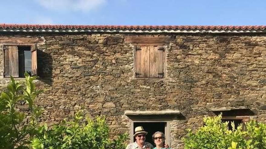 Carlos Pazos y Montserrat Cuchillo a la entrada de su casa de Trasanquelos.