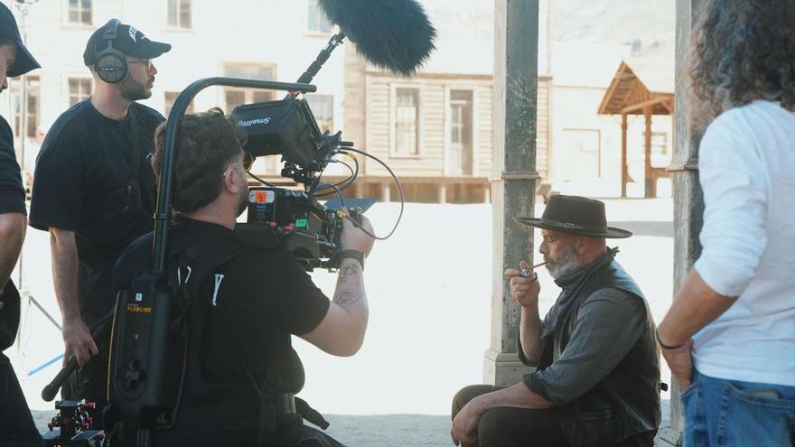 Murcia se mete en el western: el rodaje de ‘Phil Weasley’ en Tabernas reabre el desierto al cine